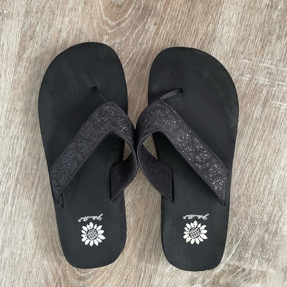 Yellow Box Black Glitter Sandals - Picture 4 of 5